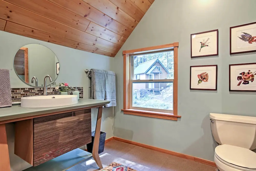 Tamarack Haus' Hot Tub & EV Charging: Walk Dtwn!