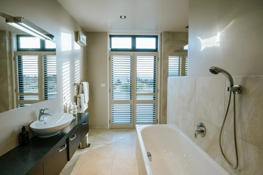 Mt Gold Retreat - Sleeps 8 - Spa Pool - Tennis Court