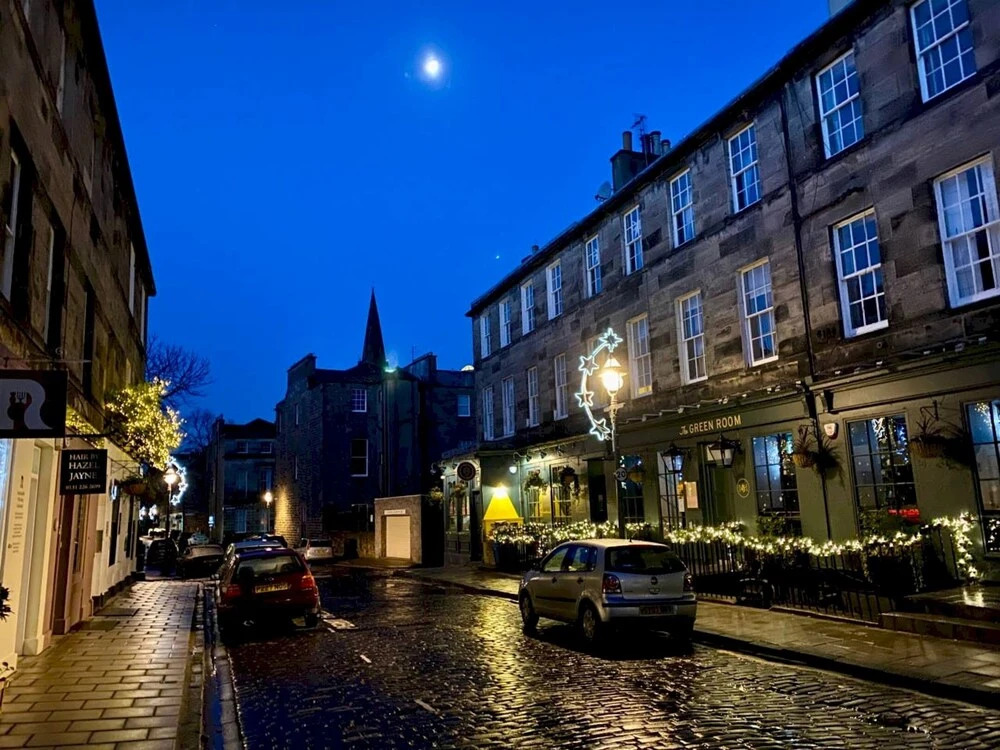 Stylish 3 Bedroom Flat in Historic West End Location