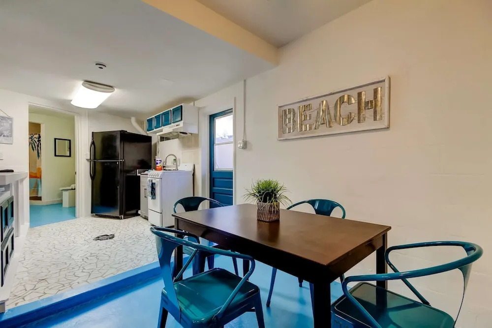 Simple Modern Gem 2 Blocks to Beach Pet Friendly