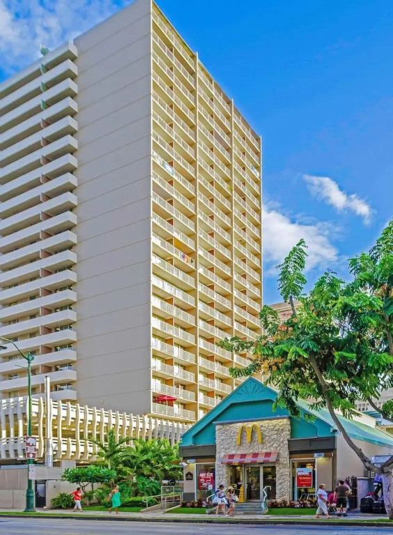 Marine Surf Waikiki w/ Beach Gear & Parking!