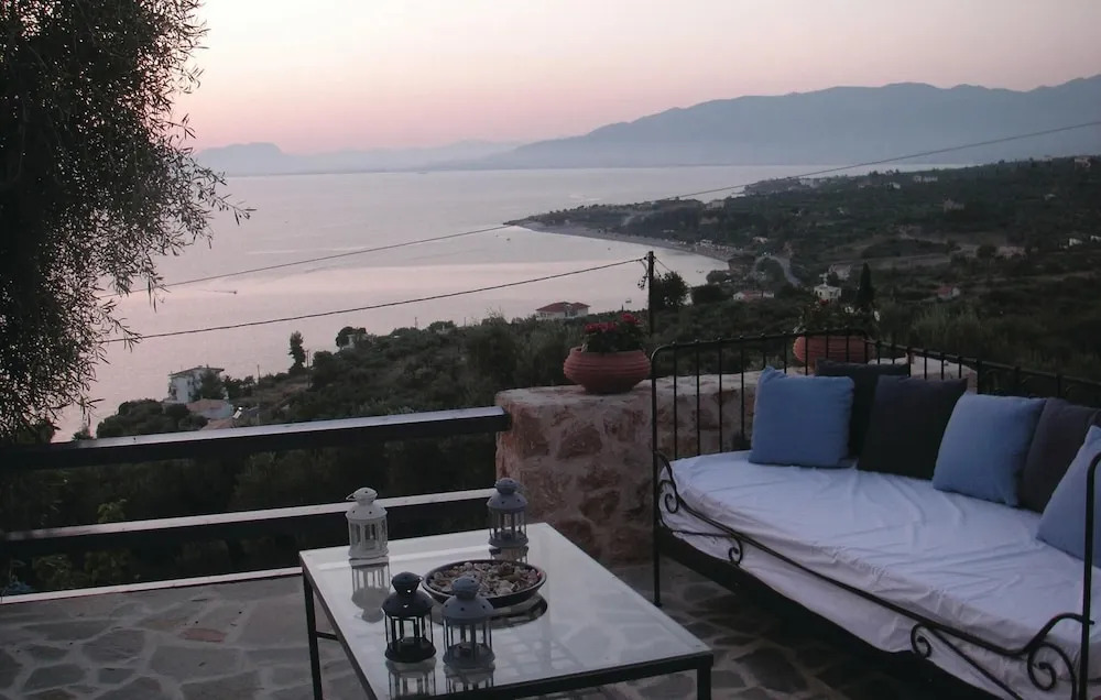 2 Bedroom Lovely Home In Kalamata