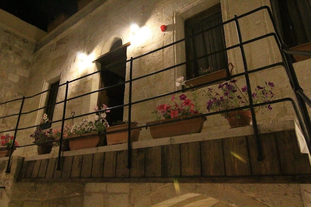 Tafana Cave & Stone Lodge