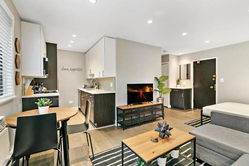 Fun Location Studio Apt near Boystown Best Price! OD8