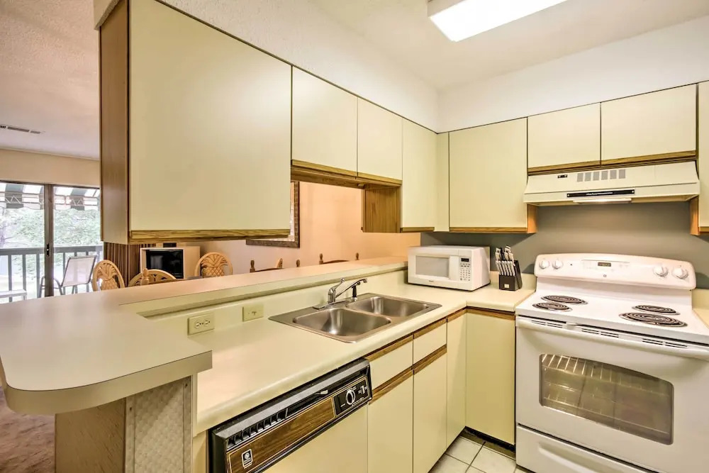 Niceville Condo w/ Pool Access < 8 Mi to Destin!