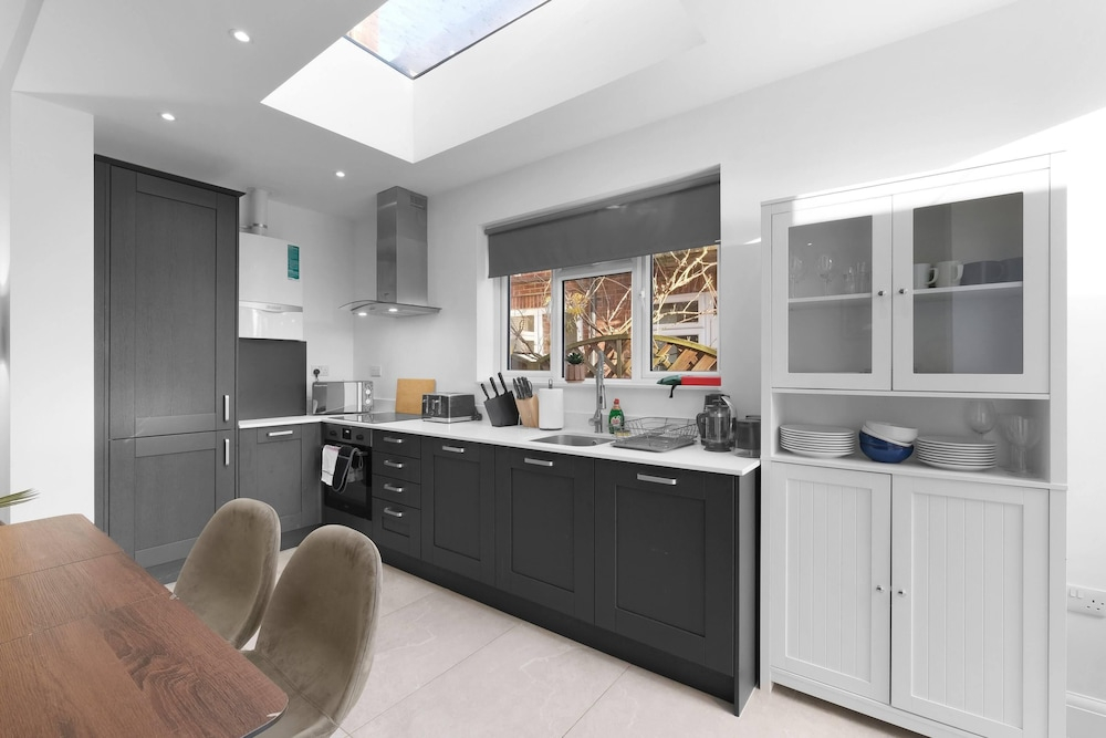 Modern 4 Bedroom Apartment in London with Parking + Garden