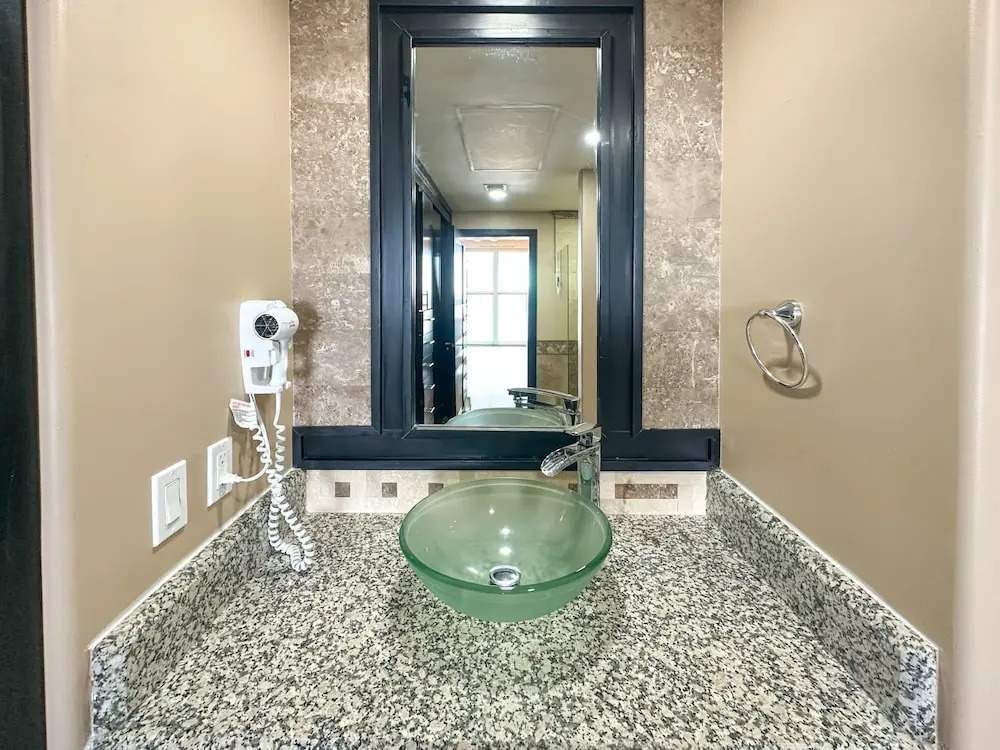 Wake Up Close to the Ocean in This 2BR Condo