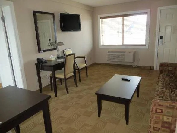 Shoreside Inn & Suites