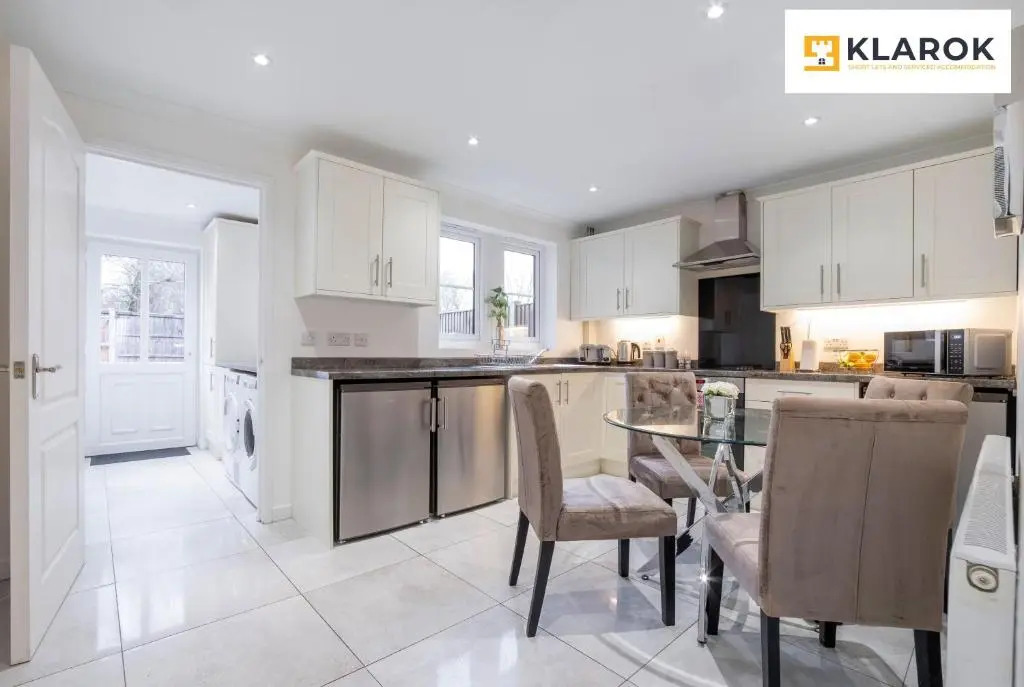 LARGE 4bed with BT Sports inc FREE parking by Klarok Accommodation Ltd