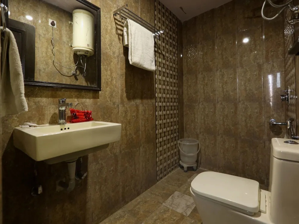 OYO Rooms 055 Mall Rd Tourism Lift