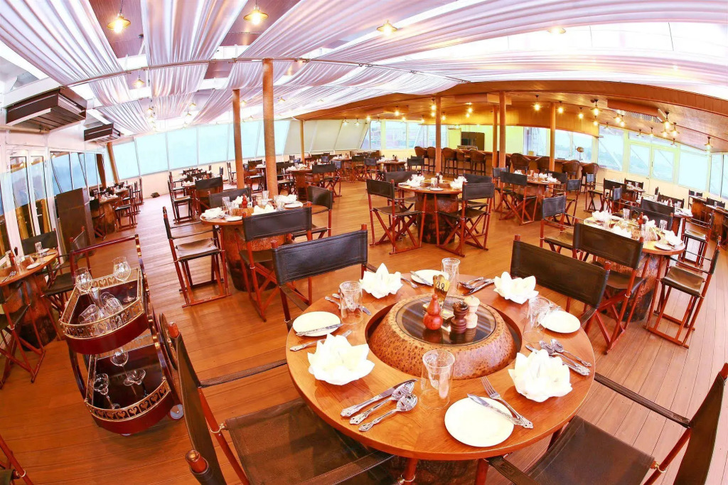 Vintage Luxury Yacht Hotel