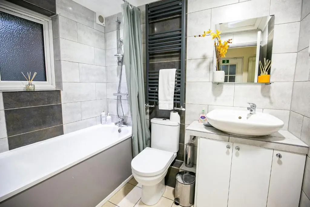 6 Bedroom House - Central MK - Free Parking, Smart TV, Fast Wifi and Garden - Perfect for Contractors and Large Groups by Yoko Property