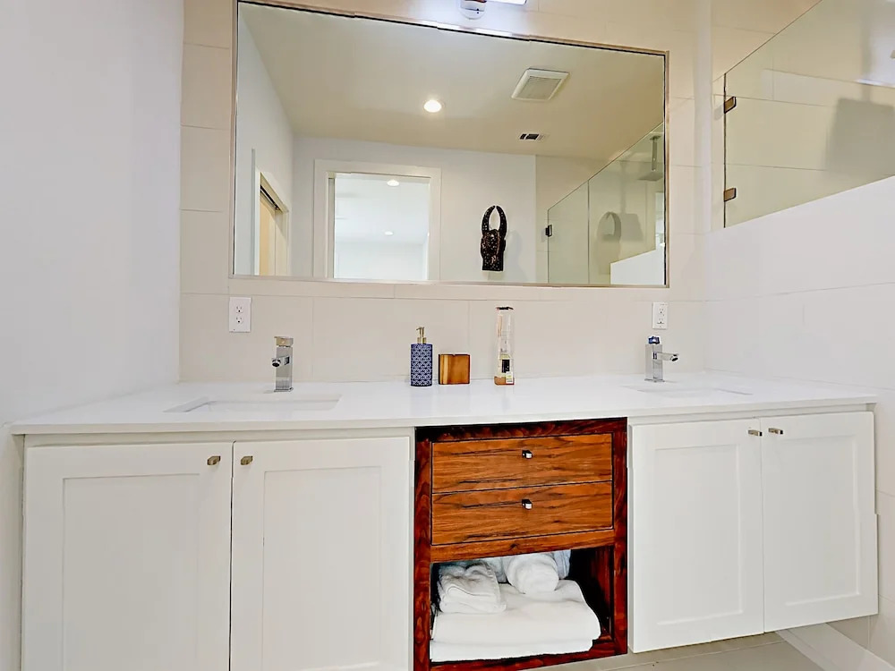 3br W/ Contemporary Kitchen, Patios 3 Bedroom Duplex