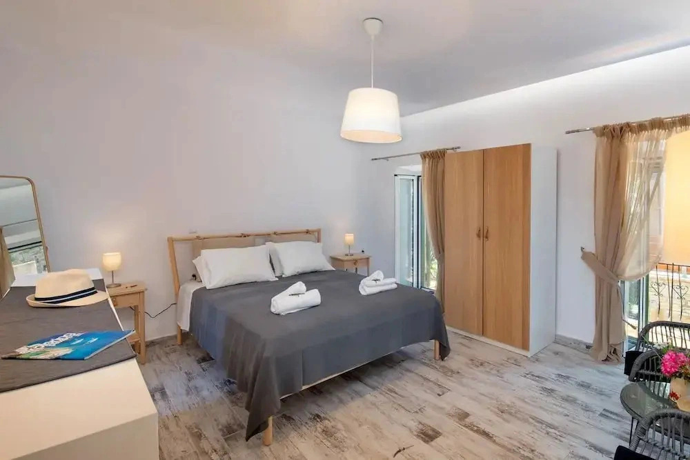 Loggos Couple Suite by Konnect