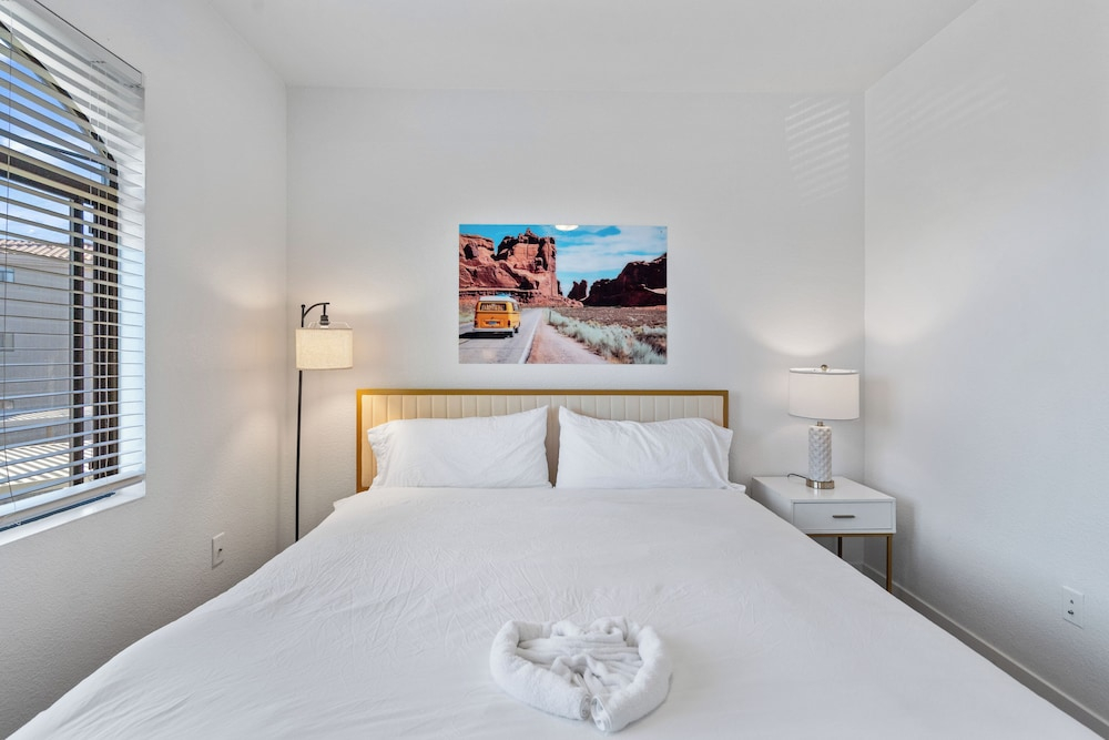 Upscale Stay w Heated Pool 8mins to ASU