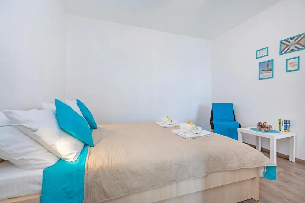 Apartmani D & J with Heated Pool & Stunning Sea View