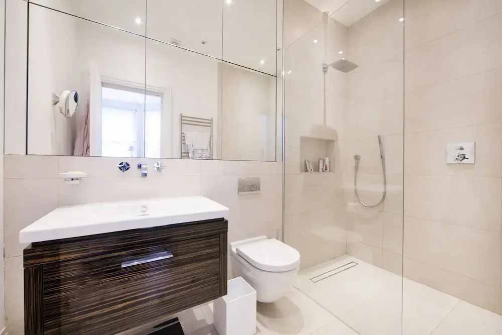 Beautiful and Spacious 2 Bed/2 Bath Property Just Moments From Earls Court
