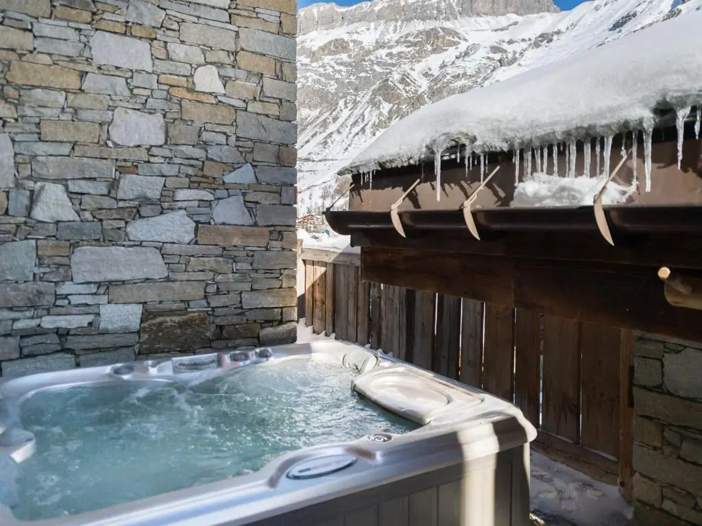 Chalet de Luxe à Val d'Isère avec Jacuzzi et Hammam - FR-1-567-8