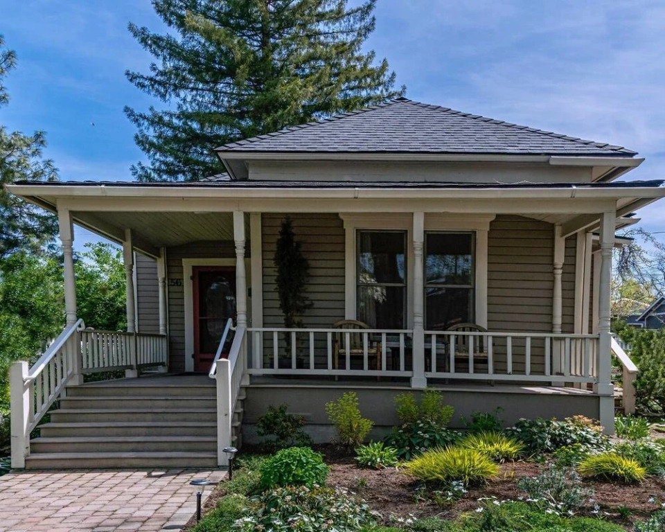'1900' House and Cottage ~ Near OSF ~ Sleeps 10