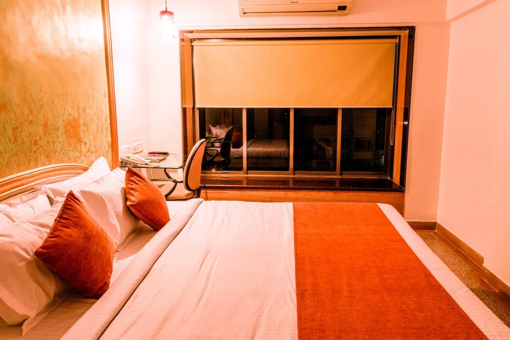 Hotel Lake View Residency