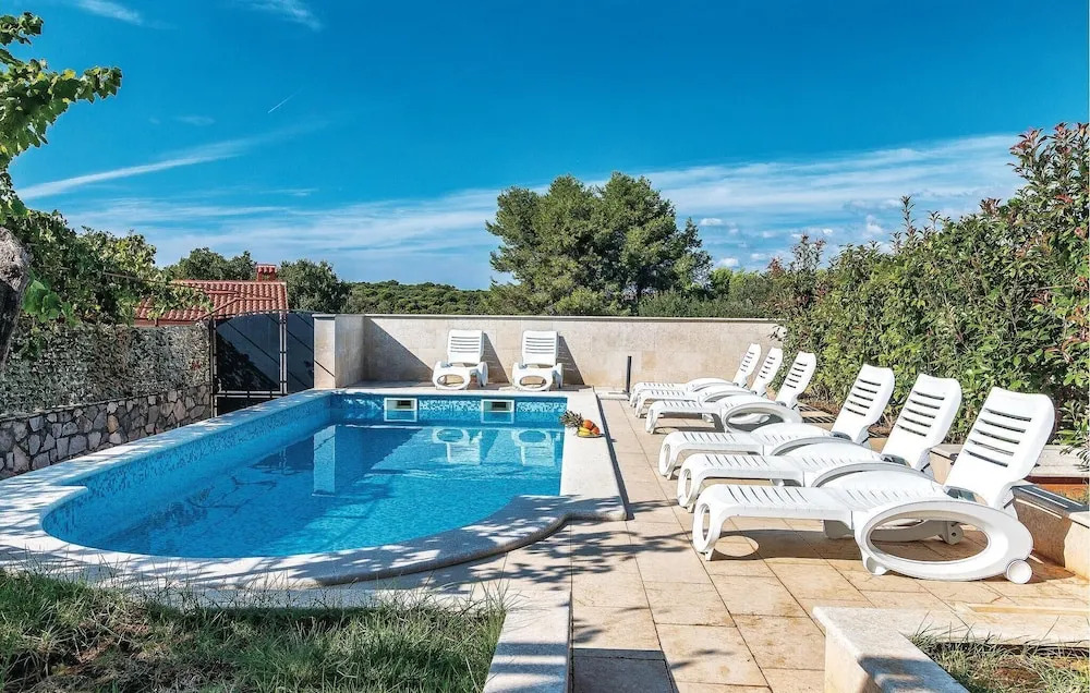 Stunning Home in Pula With Wifi and 4 Bedrooms