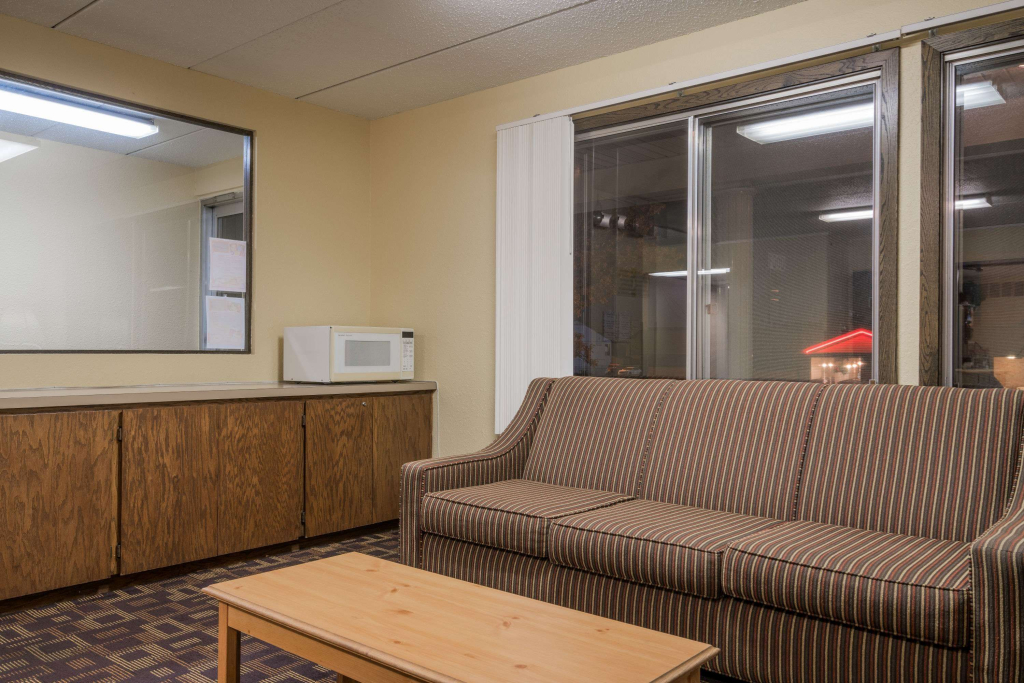 Super 8 by Wyndham Owatonna
