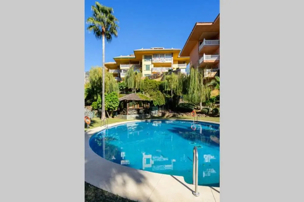 Lovely Flat with Open Pool in El Higueron Ref 106