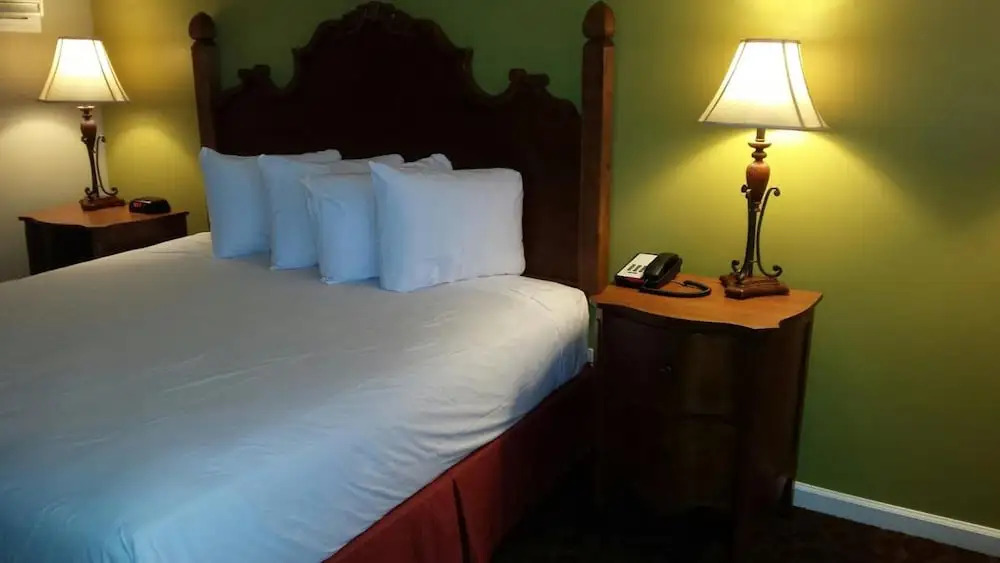Inn by the Lake Gilbertsville Hotel