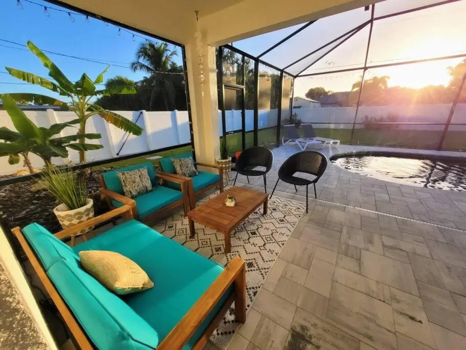 Blue Door Retreat - Luxury Pool Home - sleeps 8
