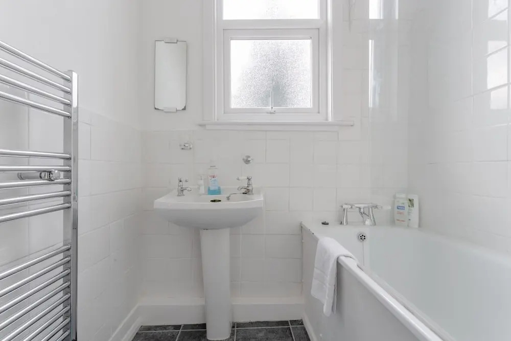 Spacious 4 Bedroom House Close to Tooting Station