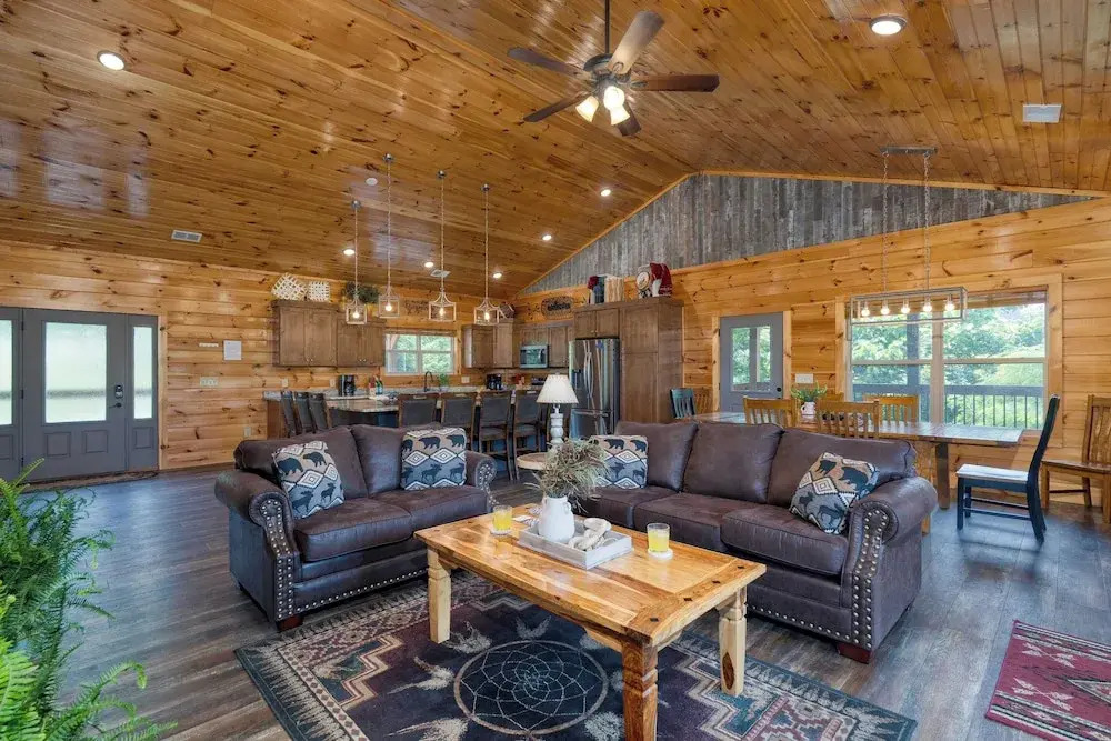 Evergreen Echo by Avantstay Cabin w/ Mountain Views, Theater, Game Room, and Hot Tub