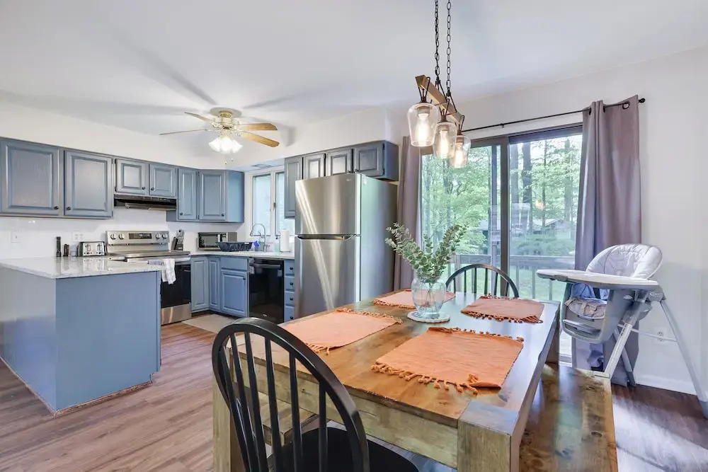 Dreamy Lake House With Fireplace, Firepit & Pet Friendly