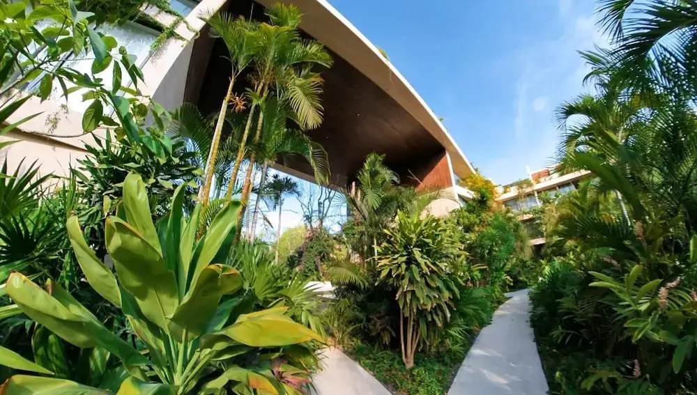 Spacious 2 Bedroom Apartment With Pool View 10 min From the Beach
