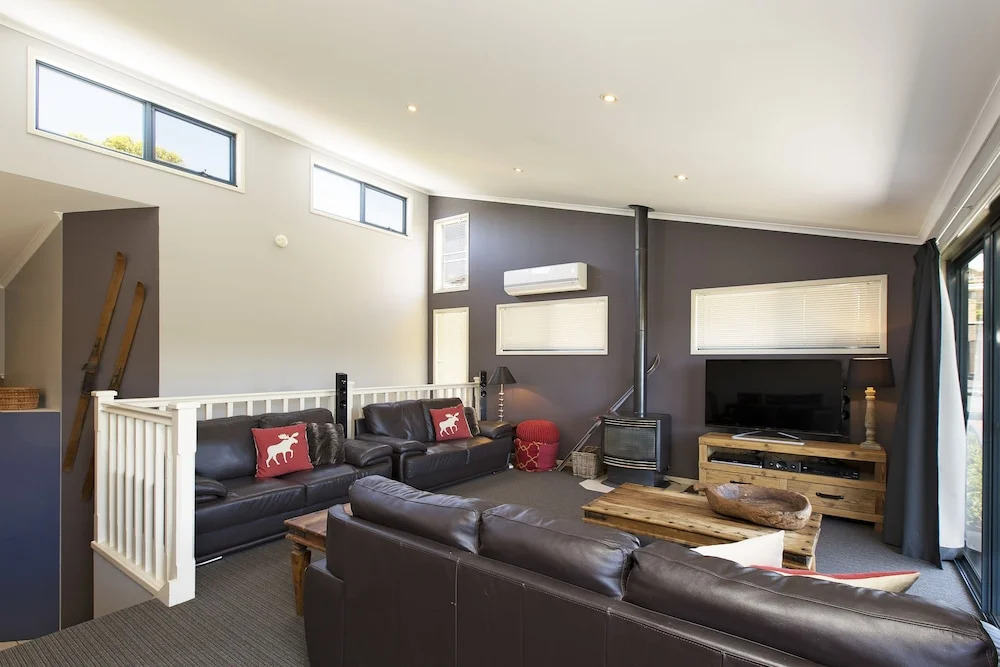 Acacia 2 - Modern 3BR Townhouse l Bath l WiFi l BBQ l Foxtel