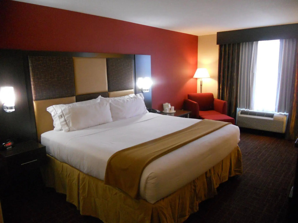 Holiday Inn Express & Suites Greensburg by IHG
