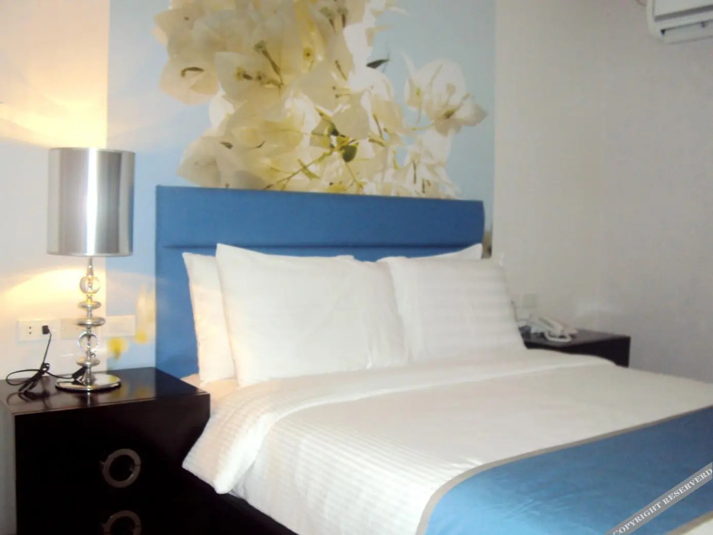 Queen Margarette Hotel - Downtown