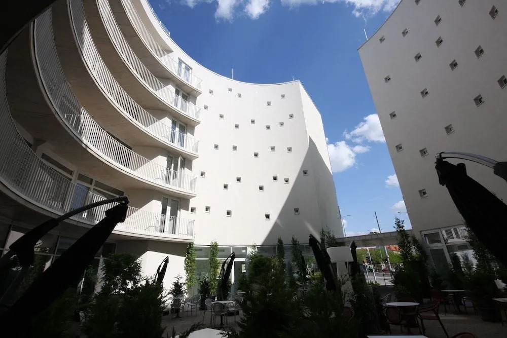 Parizs Garden Apartments