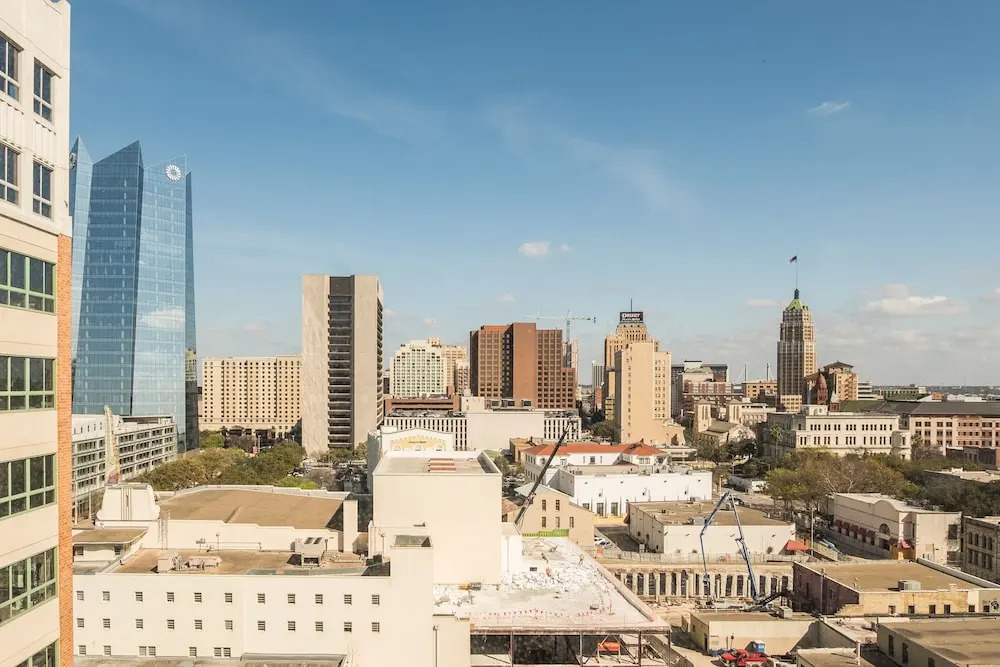 Downtown 1 BR and 2 BR Apts near Riverwalk by Frontdesk