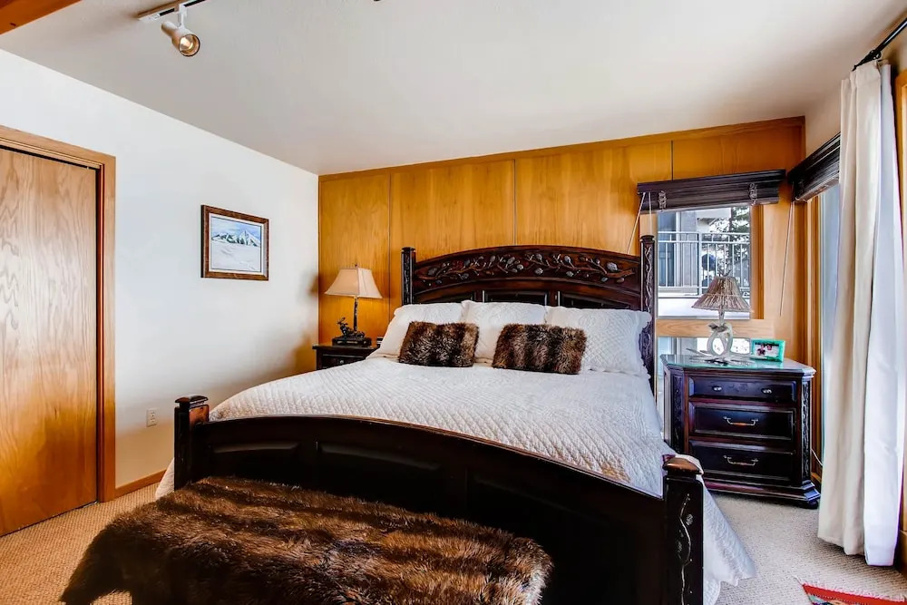 Ski-in/ski-out 2 Br - Sleeps 6 People 2 Bedroom Condo by RedAwning