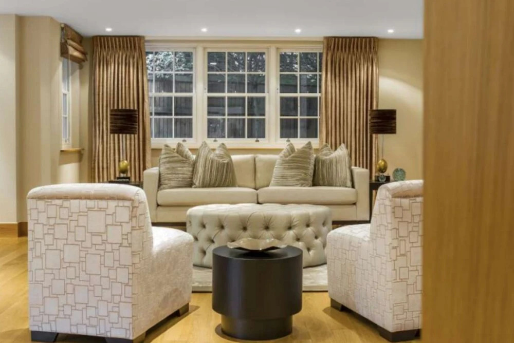 Luxury 6 Bedroom House for 12, With Parking