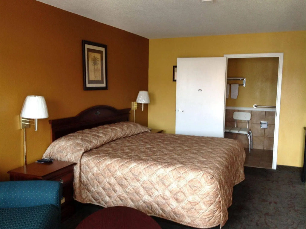 Colonial Inn & Suites /Airport/Graceland