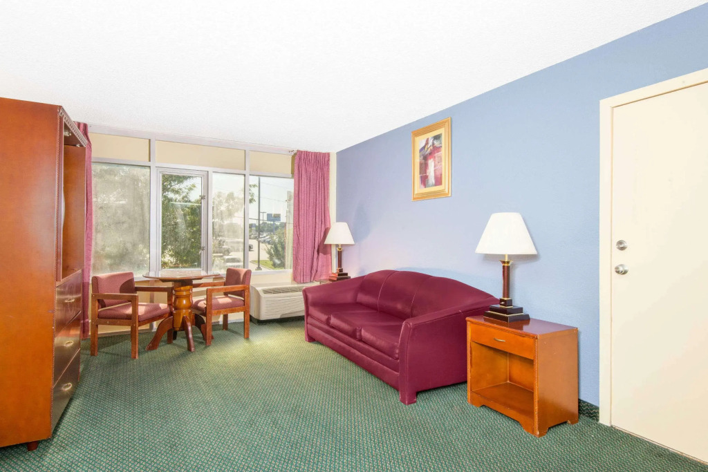 Blue Way Inn & Suites Wichita East