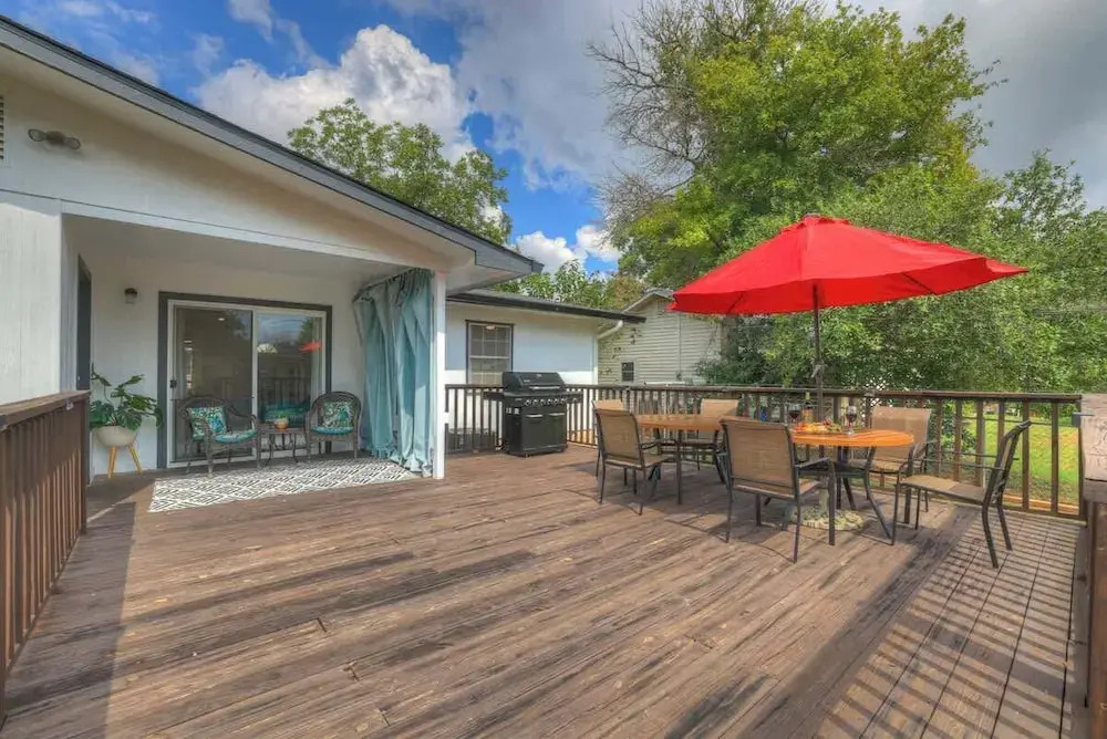 Elegant and Stylish Glenmoor Abode - 5 min to Town
