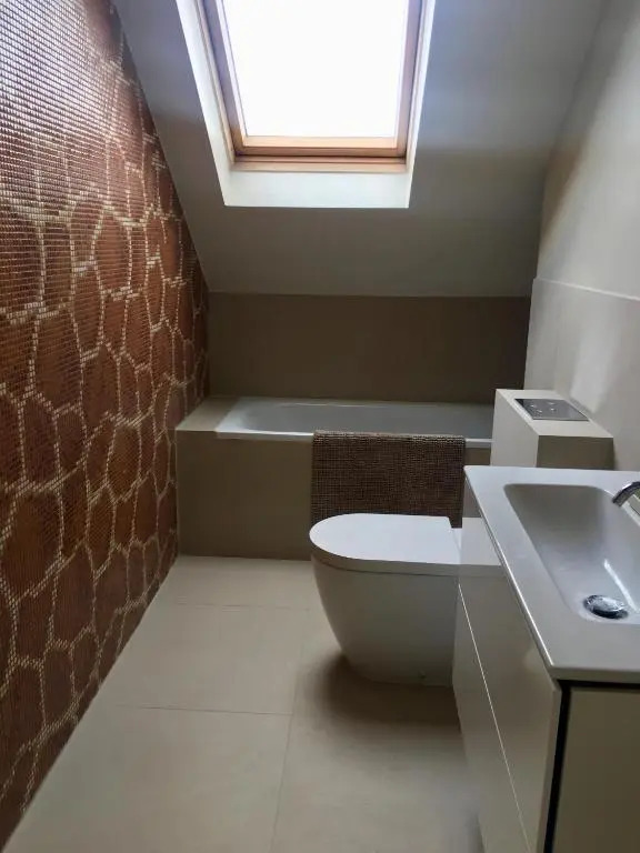 Stunning 5 bed house with private garden