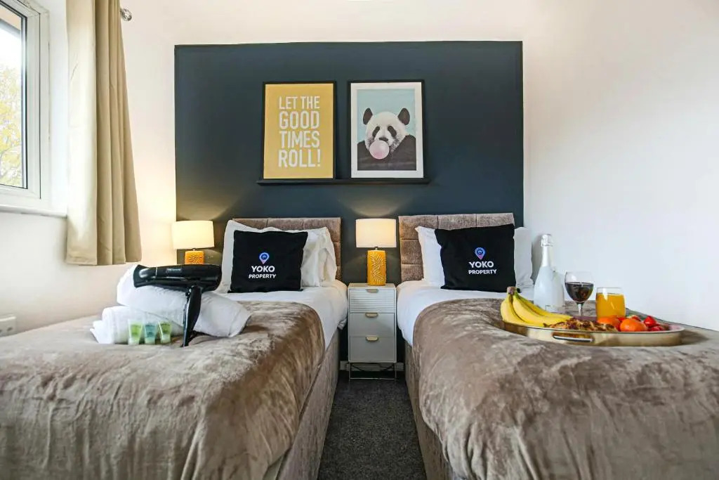 Pannier House - Central MK - Free Parking, Garden, Smart TVs with Netflix by Yoko Property