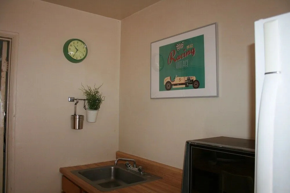 HARRYS MAN CAVE - A Vintage Motel on the Historic 395 route - The New Star Motel Experience