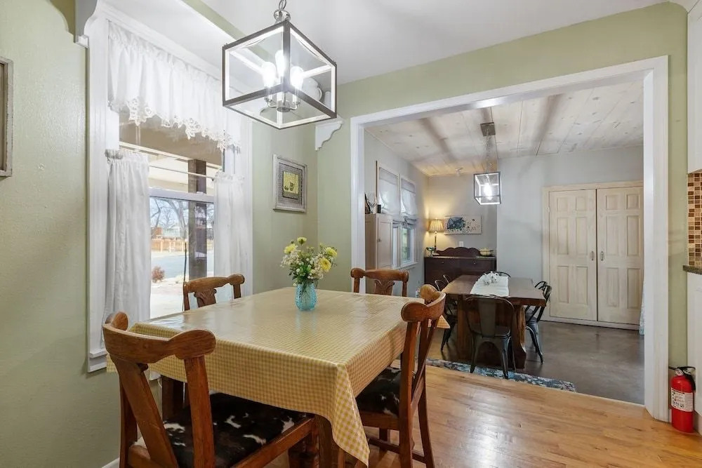 Lovebirds Getaway 3 Bedroom Home by RedAwning