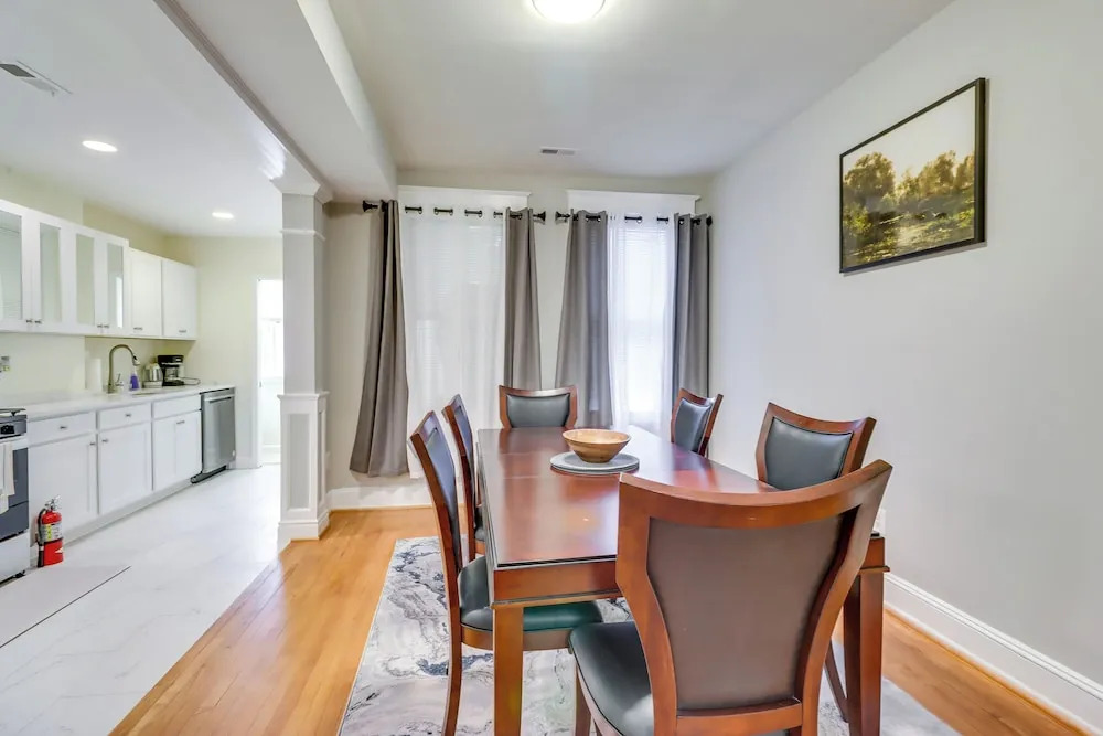 2 Mi to National Mall: DC Townhome
