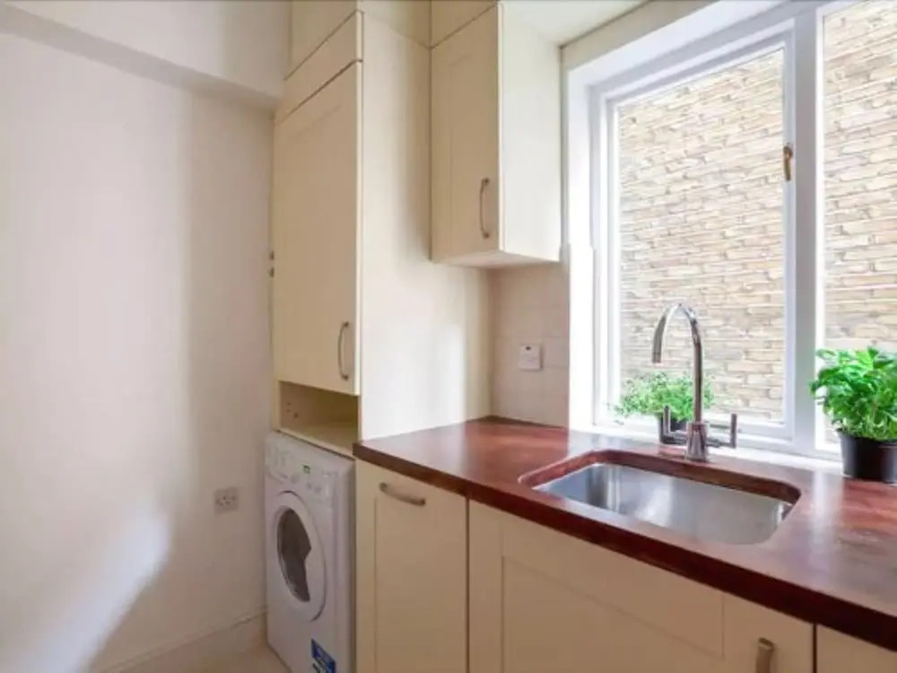 Fresh 2 Bedroom Flat in Victoria - Zone 1