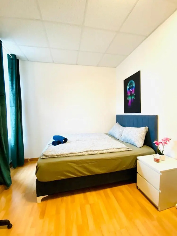 Stylish Shared 3-Bedroom Stay Near City